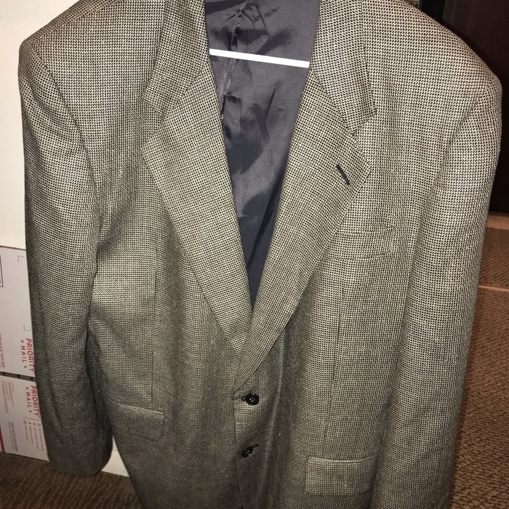 Louis Raphael men’s blazer evening jacket. 53% silk, 47% wool. Size 44R.